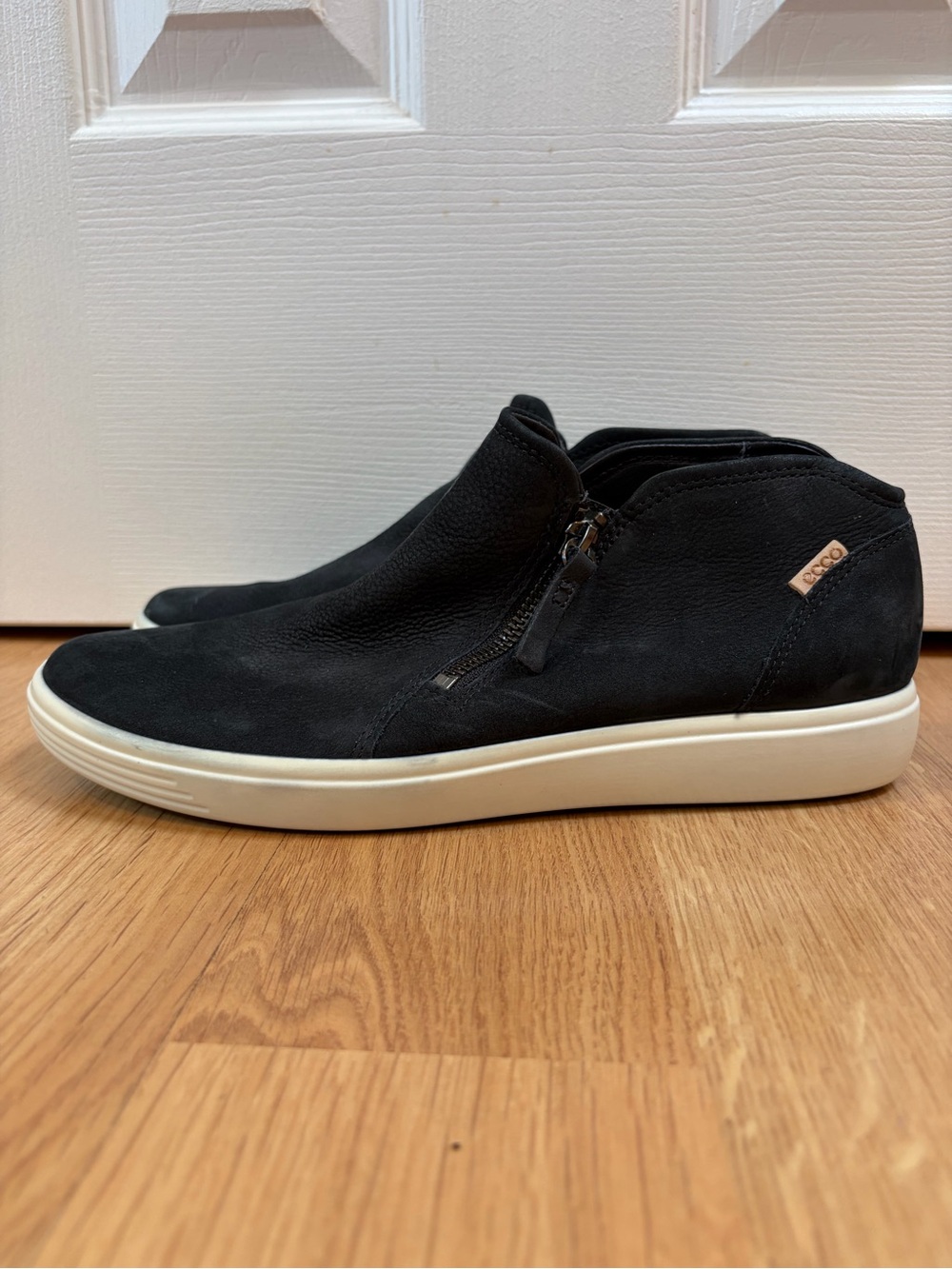 Ecco Black Suede Soft 7 Low Cut Zip Bootie Size 9 - Picture 4 of 11